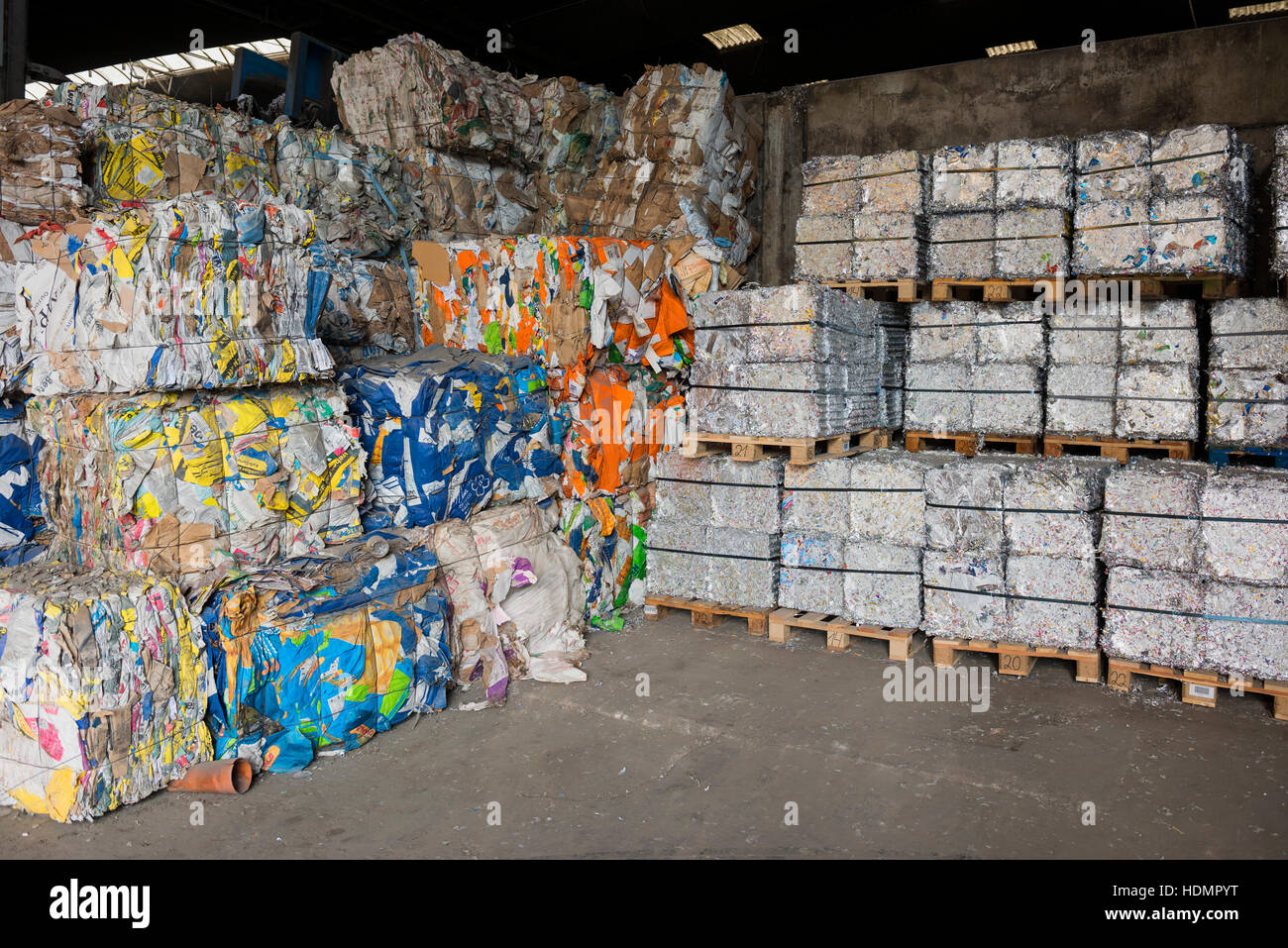 Les déchets triés et mis en balles, plastique, aluminium, papier — free download