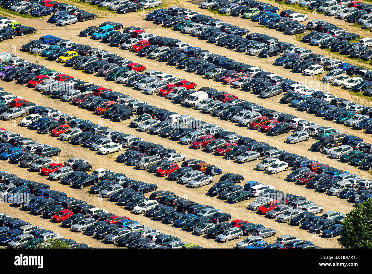 Photographie aérienne, nouveau terrain de stationnement de voiture, Citroen, Peugeot, Ford, colorées rangées de voitures, Wallenius Wilhelmsen Logistics, Zülpich Banque D'Images