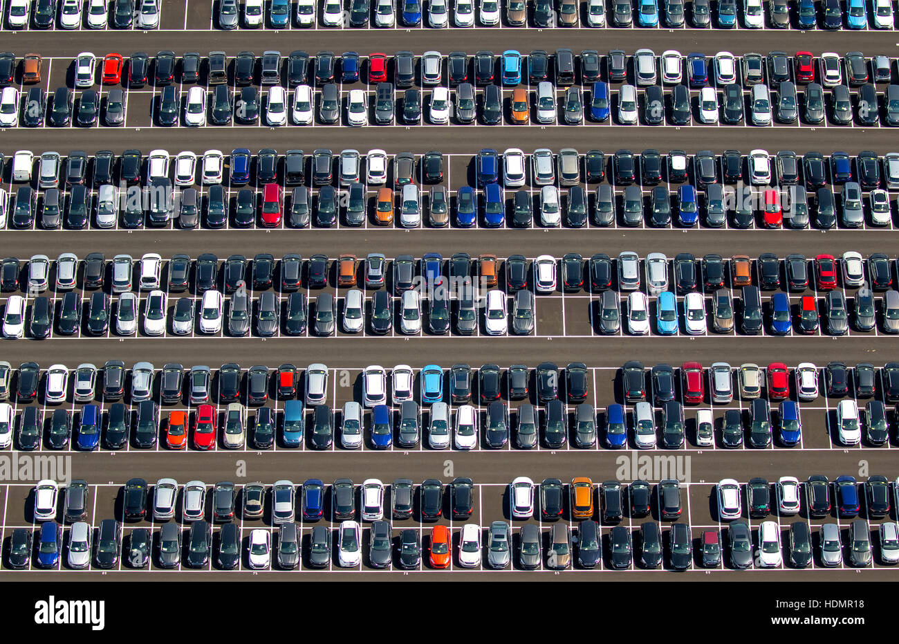 Photographie aérienne, nouveau terrain de stationnement de voiture, Citroen, Peugeot, Ford, colorées rangées de voitures, Wallenius Wilhelmsen Logistics, Zülpich Banque D'Images
