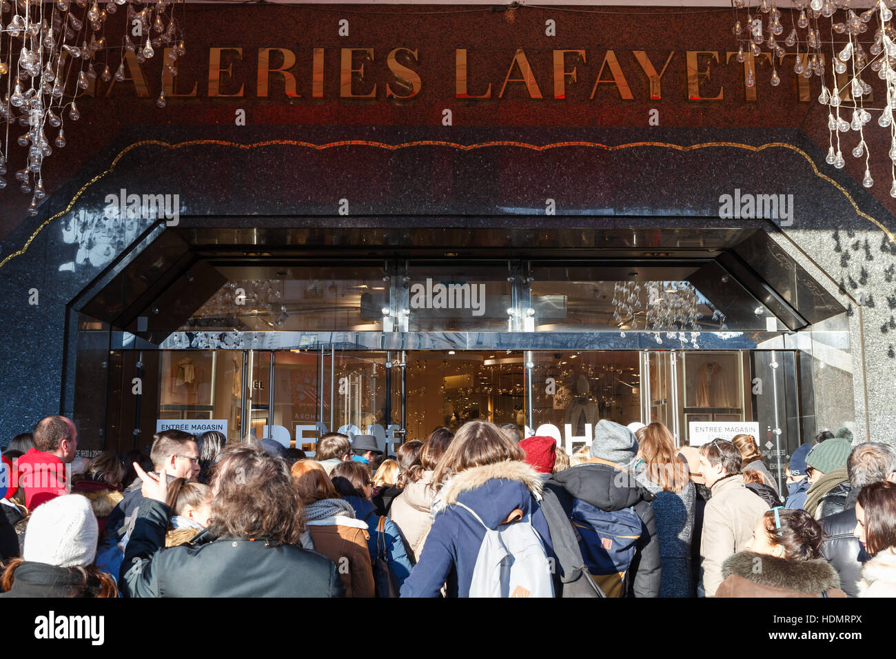 Paris, France, le 4 décembre 2016. Des foules de gens attendent le matin dimanche ouverture de la Galeries Lafayette, Paris Banque D'Images