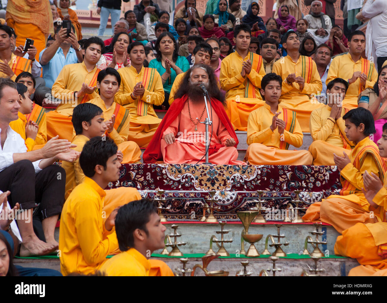 Soirée Ganga Aarti Cérémonie à l'Ashram Parmarth Niketan à Rishikesh,Uttarakhand, Inde Banque D'Images