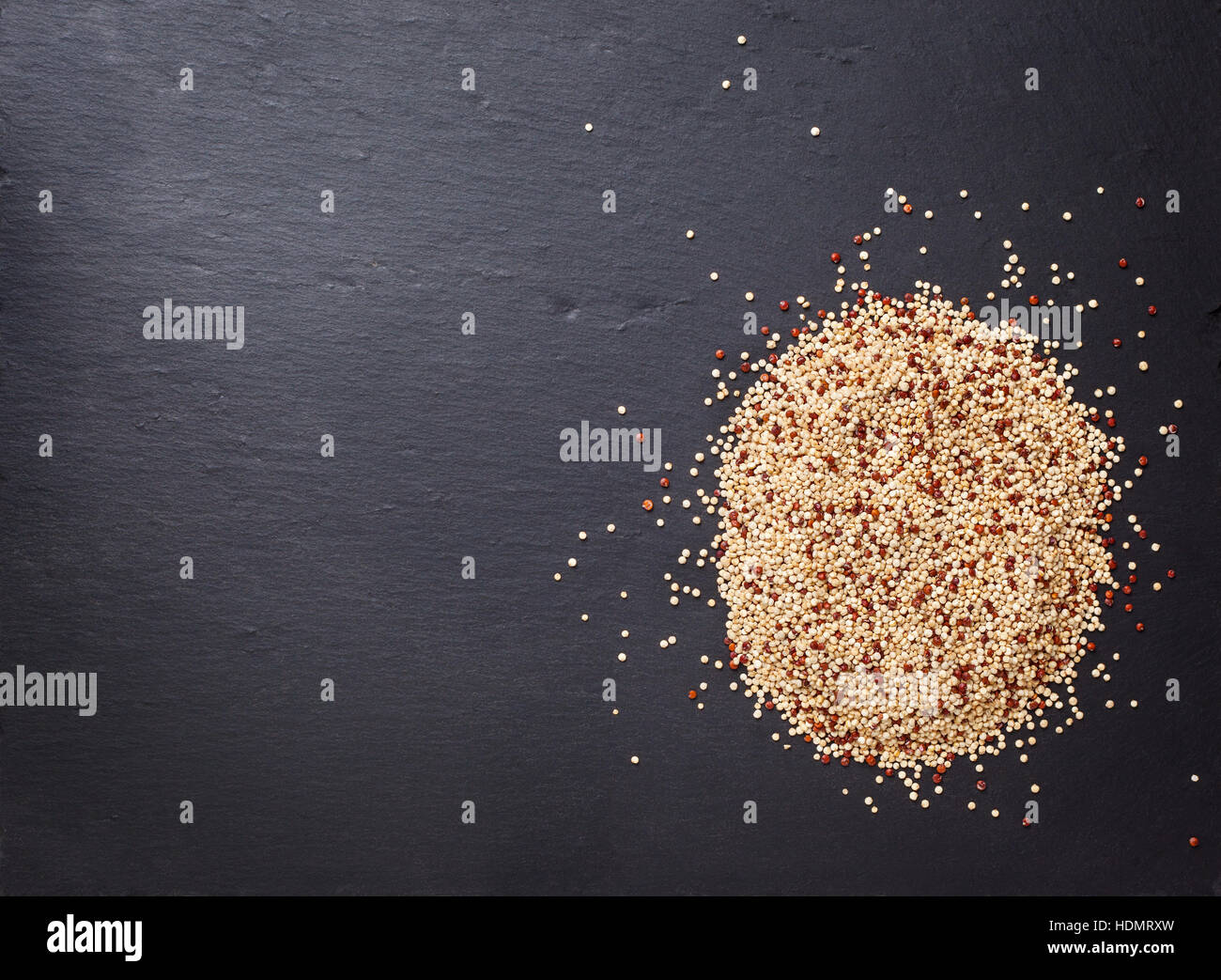 Le quinoa noir sur fond d'ardoise (vue de dessus) Banque D'Images