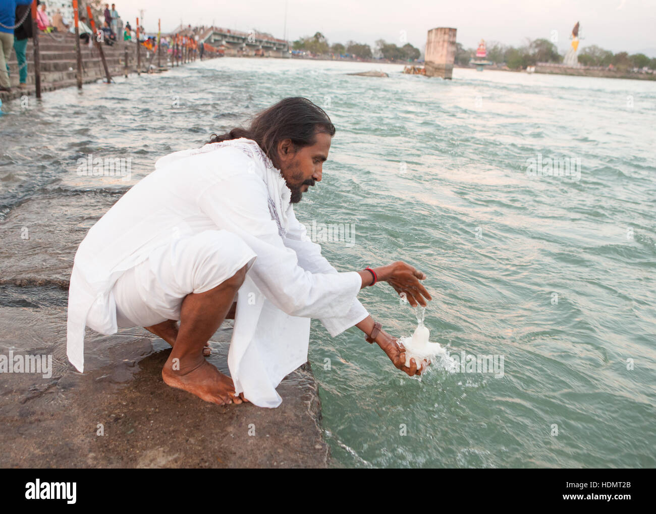 Lave-pèlerin petite sculpture de Shiva dans le Gange, Haridwar, India. Banque D'Images