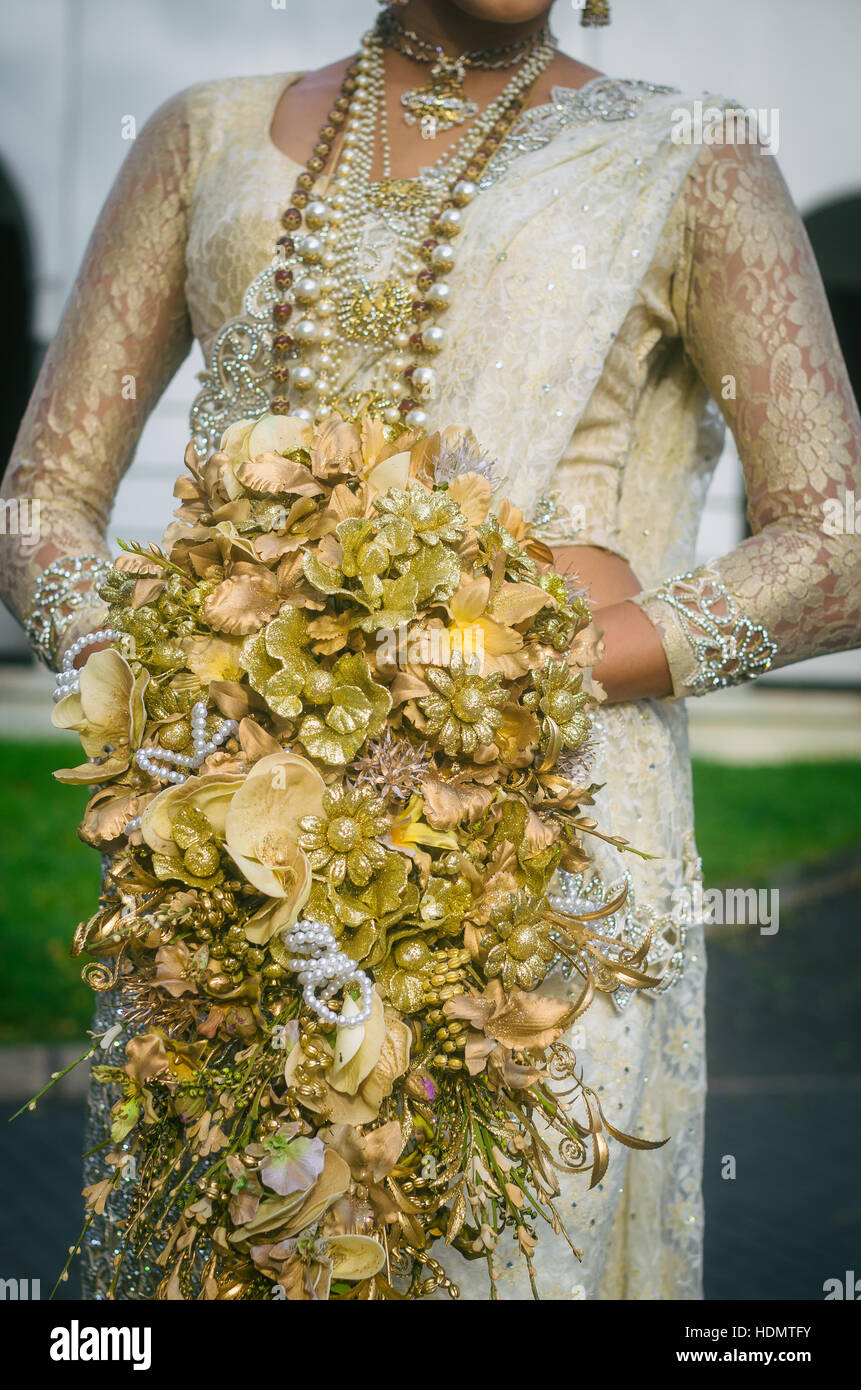 Épouse du Sri Lanka avec un bouquet de mariage Banque D'Images