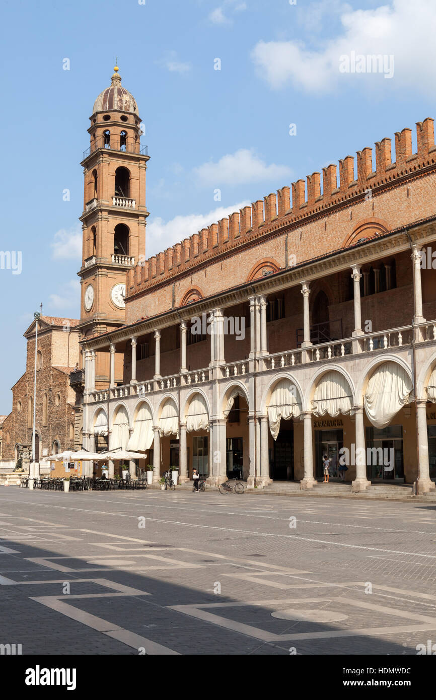 Piazza del Popolo à Faenza, Émilie-Romagne, Italie.Faenza abrite une fabrication historique de faïence (poterie de majolica). Banque D'Images