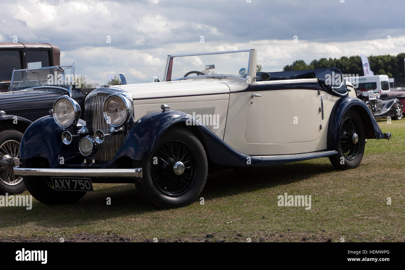 Un 1934 4.Litre, Bentley sur l'affichage dans la zone de Club de voiture de la Silverstone Classic 2016 Banque D'Images