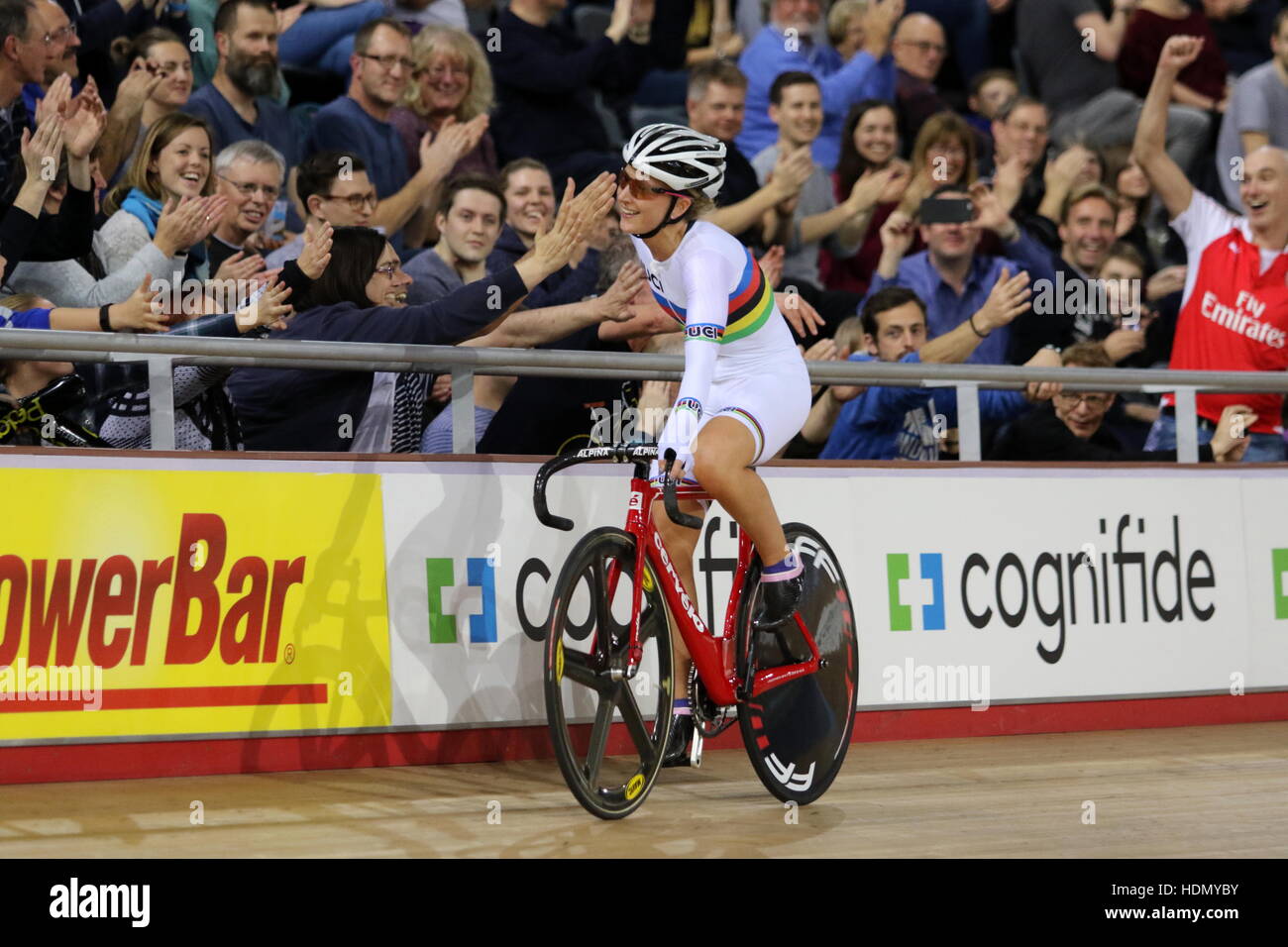 Lee Valley VeloPark, Londres, Royaume-Uni. 3 décembre 2016.La voie de la révolution, de la série des Champions Tour 2. Laura Kenny remerciant la foule et fans dans leur Banque D'Images