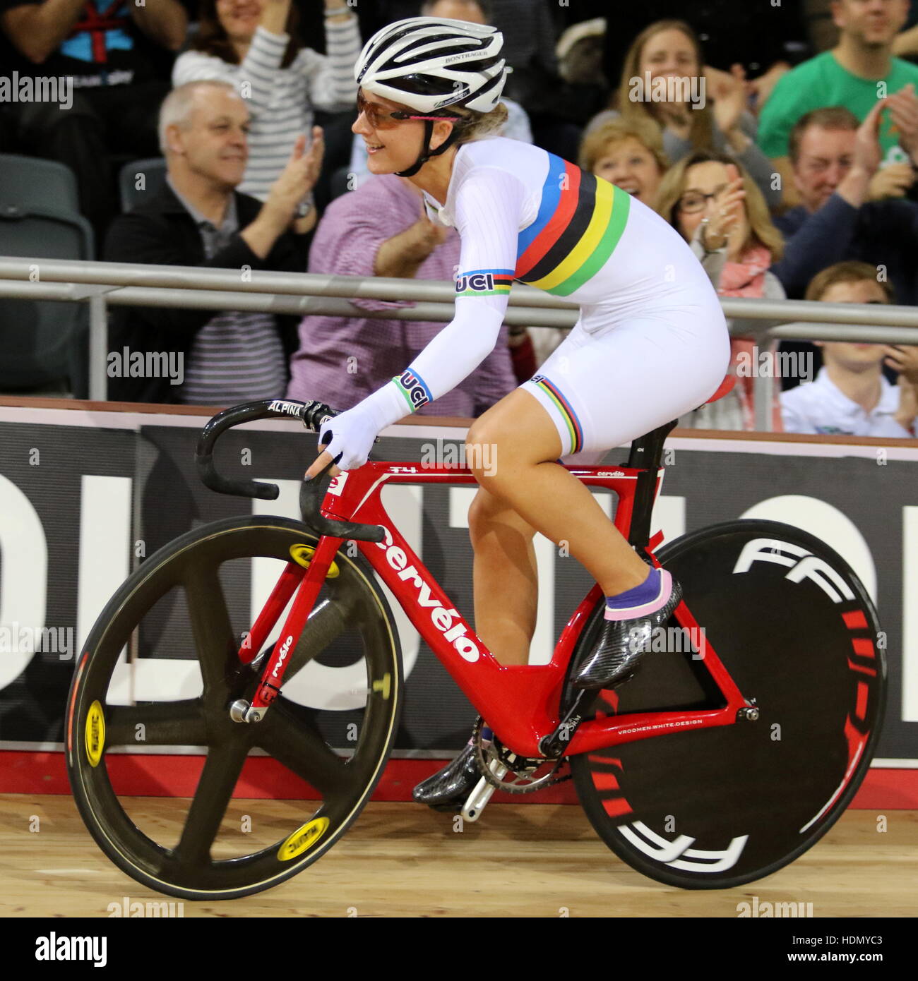 Lee Valley VeloPark, Londres, Royaume-Uni. 3 décembre 2016.La voie de la révolution, de la série des Champions Tour 2. Laura Kenny remerciant la foule et fans dans leur Banque D'Images