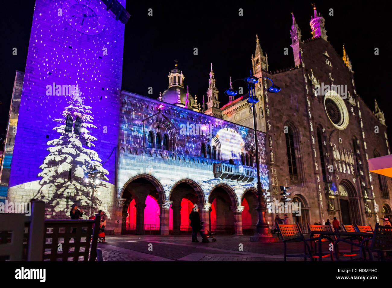 Décorations de Noël festive lights sur les façades des bâtiments sur la Piazza Duomo (Place de 