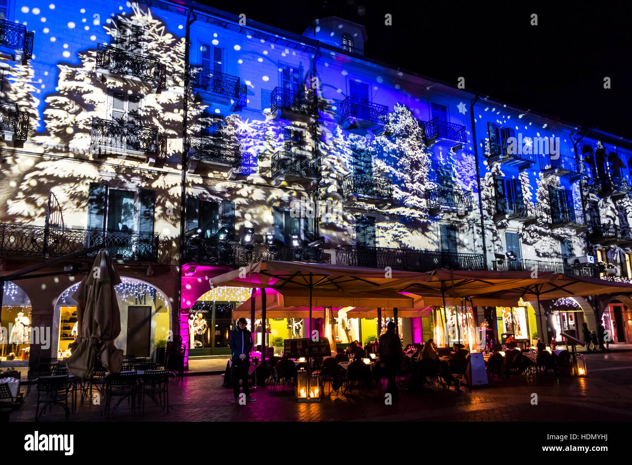 Décorations de Noël festive lights sur les façades des bâtiments sur la Piazza Duomo (Place de 