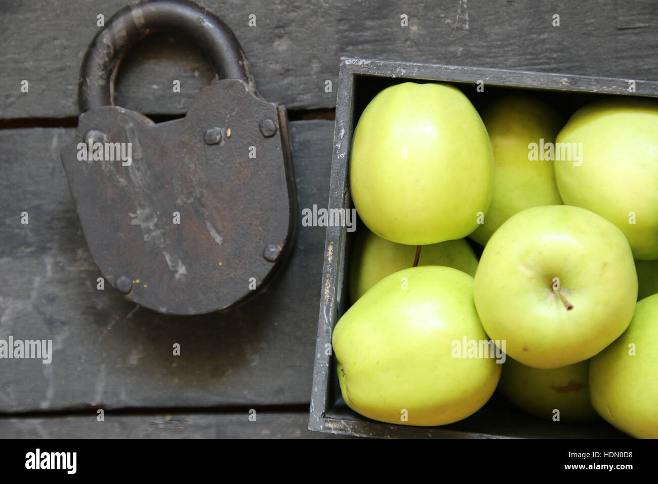 Frais de la ferme en bonne santé la pomme verte sur un tableau noir et d'un cadenas Banque D'Images
