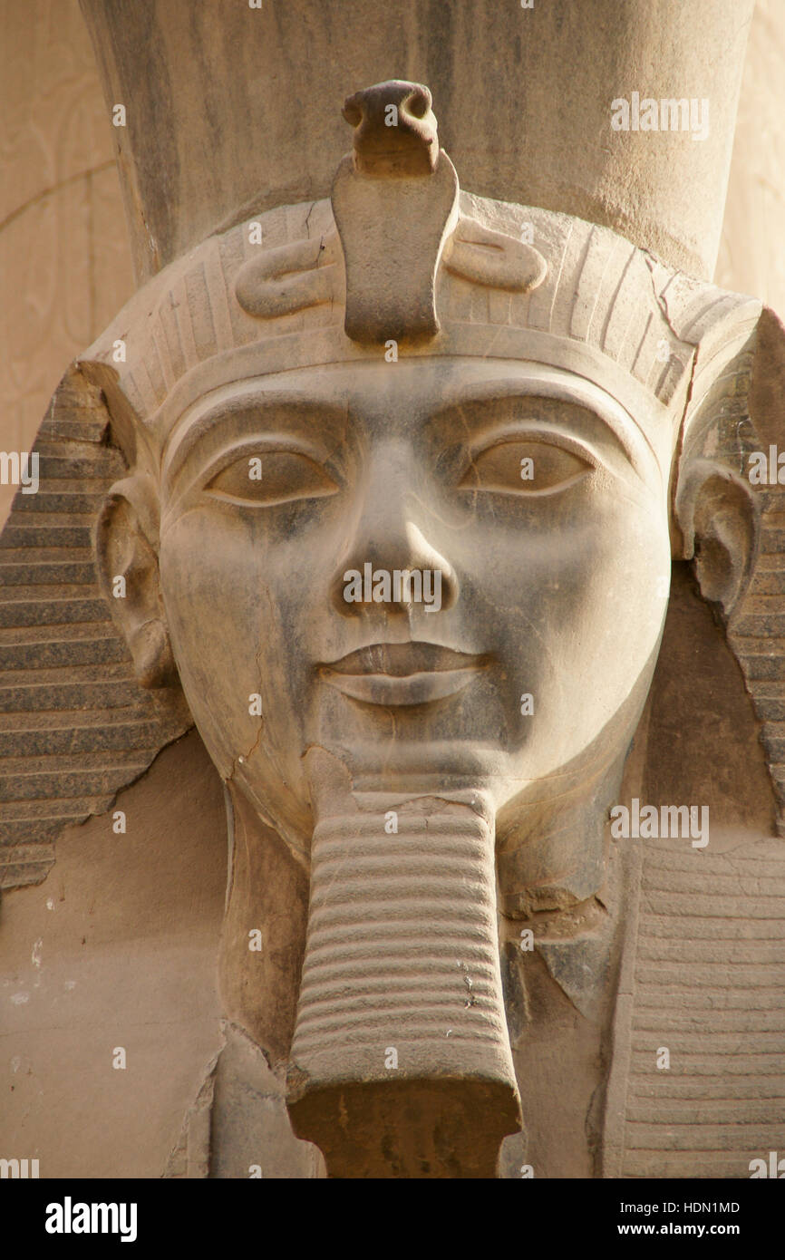 Temple de Louxor - statue magnifiquement préservé ou la sculpture du pharaon Ramsès II. L'Égypte Banque D'Images