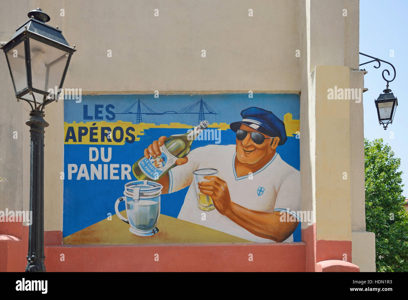 Publicité peinte sur le mur dans le vieux Panier trimestre, Marseille, Bouches-du-Rhône, Provence-Alpes-Côte d'Azur, France Banque D'Images
