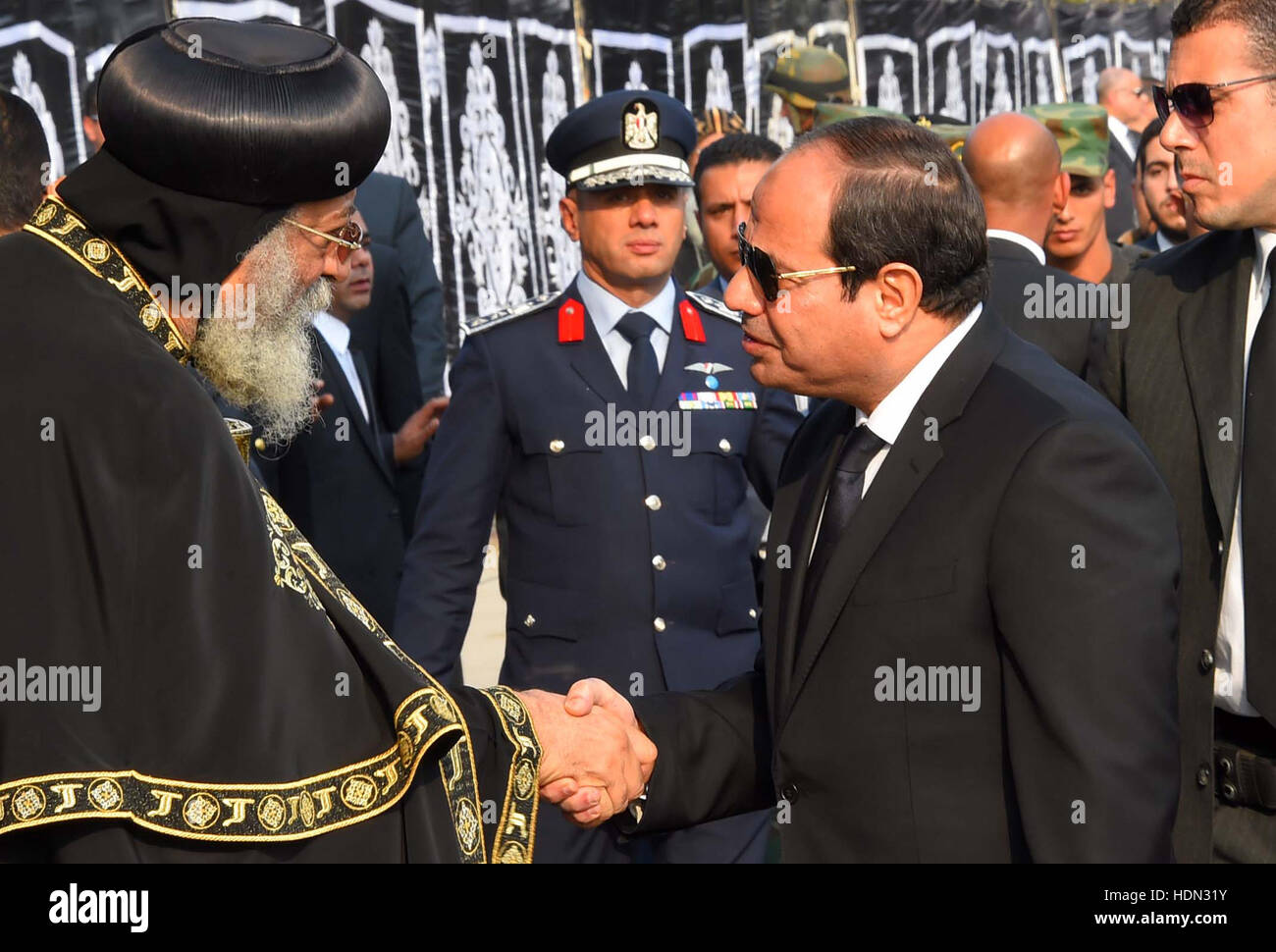 Le Caire, Égypte. Dec 12, 2016. Le président égyptien, Abdel Fattah al-Sisi offre ses condoléances à l'Egypte copte, le Pape Tawadros II à la fin de l'enterrement des victimes de l'explosion d'une bombe qui visait une Eglise orthodoxe copte au Caire le 12 décembre 2016 : Crédit Bureau Président égyptien/APA/Images/fil ZUMA Alamy Live News Banque D'Images