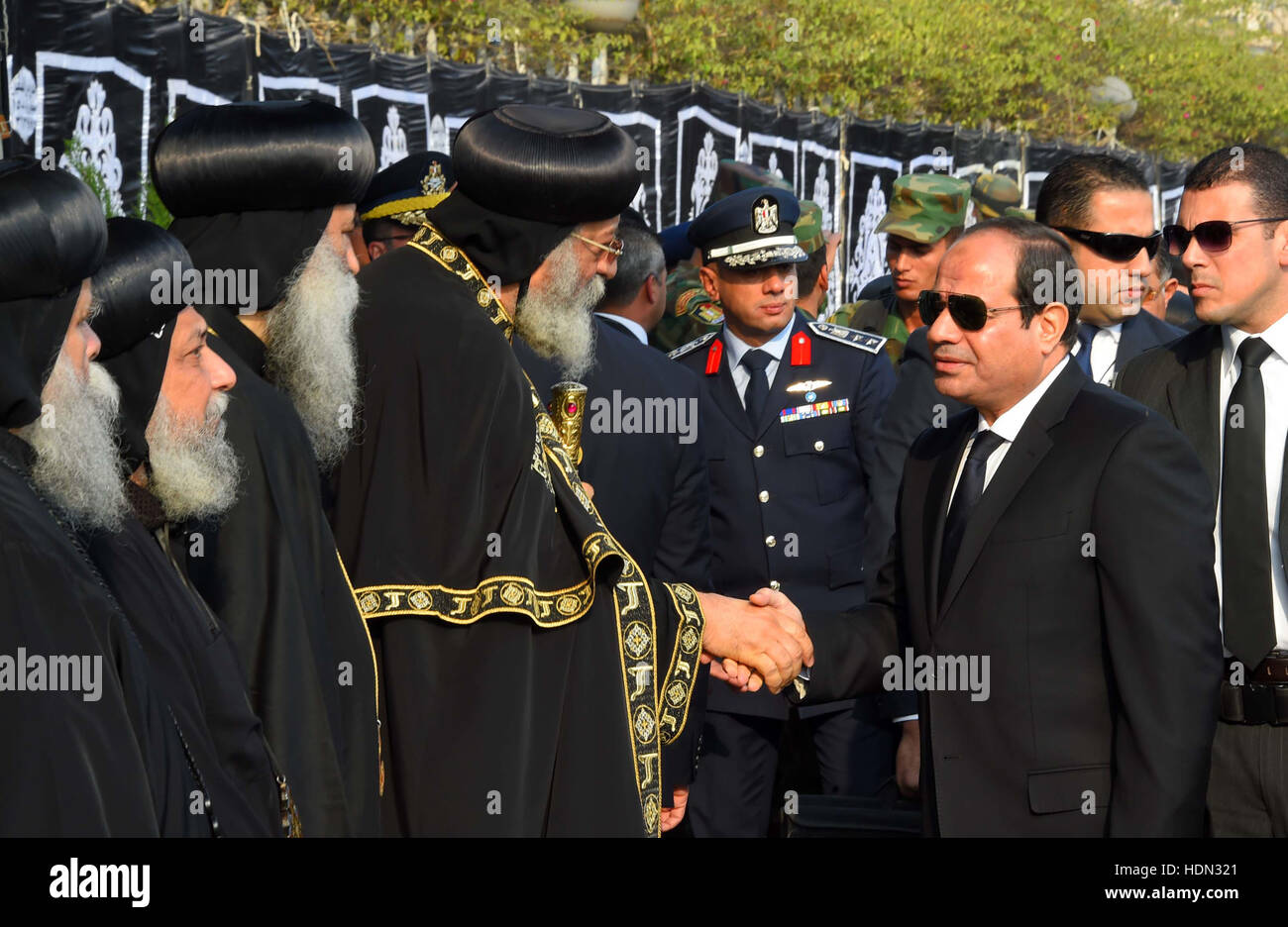 Le Caire, Égypte. Dec 12, 2016. Le président égyptien, Abdel Fattah al-Sisi offre ses condoléances à l'Egypte copte, le Pape Tawadros II à la fin de l'enterrement des victimes de l'explosion d'une bombe qui visait une Eglise orthodoxe copte au Caire le 12 décembre 2016 : Crédit Bureau Président égyptien/APA/Images/fil ZUMA Alamy Live News Banque D'Images