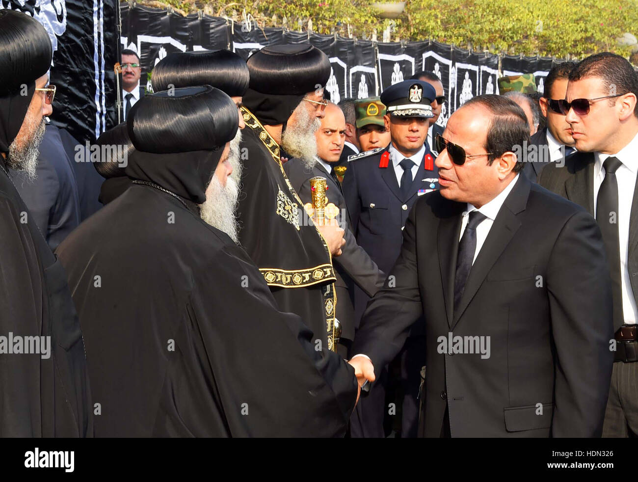 Le Caire, Égypte. Dec 12, 2016. Le président égyptien, Abdel Fattah al-Sisi offre ses condoléances à l'Egypte copte, le Pape Tawadros II à la fin de l'enterrement des victimes de l'explosion d'une bombe qui visait une Eglise orthodoxe copte au Caire le 12 décembre 2016 : Crédit Bureau Président égyptien/APA/Images/fil ZUMA Alamy Live News Banque D'Images