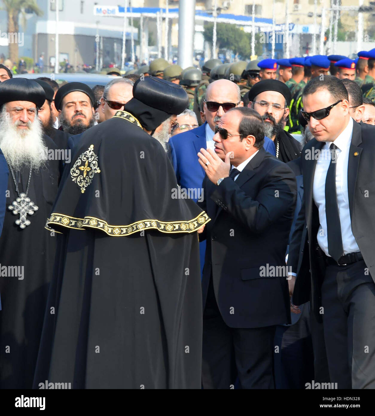 Le Caire, Égypte. Dec 12, 2016. Le président égyptien, Abdel Fattah al-Sisi offre ses condoléances à l'Egypte copte, le Pape Tawadros II à la fin de l'enterrement des victimes de l'explosion d'une bombe qui visait une Eglise orthodoxe copte au Caire le 12 décembre 2016 : Crédit Bureau Président égyptien/APA/Images/fil ZUMA Alamy Live News Banque D'Images