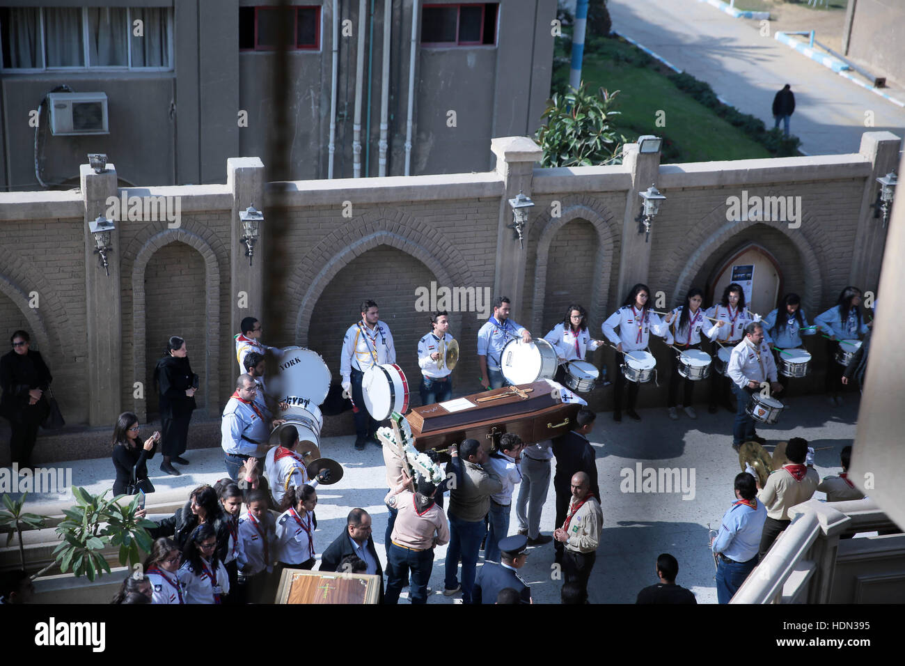 Le Caire, Égypte. Dec 11, 2016. Cercueils sont pris en ambulances après les funérailles des victimes de l'explosion d'une bombe visant une église copte orthodoxe le jour précédent au Caire, dans la capitale égyptienne, quartier de ville Nassr sur Décembre 12, 2016 © Bureau des médias de l'Eglise Images/APA/ZUMA/Alamy Fil Live News Banque D'Images