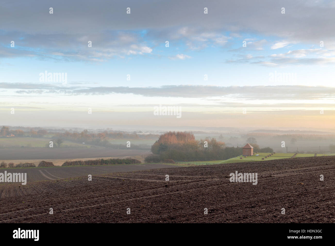 Misk Hills, Hucknall, Nottinghamshire, Angleterre. 13 Décembre, 2016. Misty magnifique lever du soleil sur les collines de Limburg Misk près du bourg de Hucknall. Crédit : Ian Francis/Alamy Live News Banque D'Images