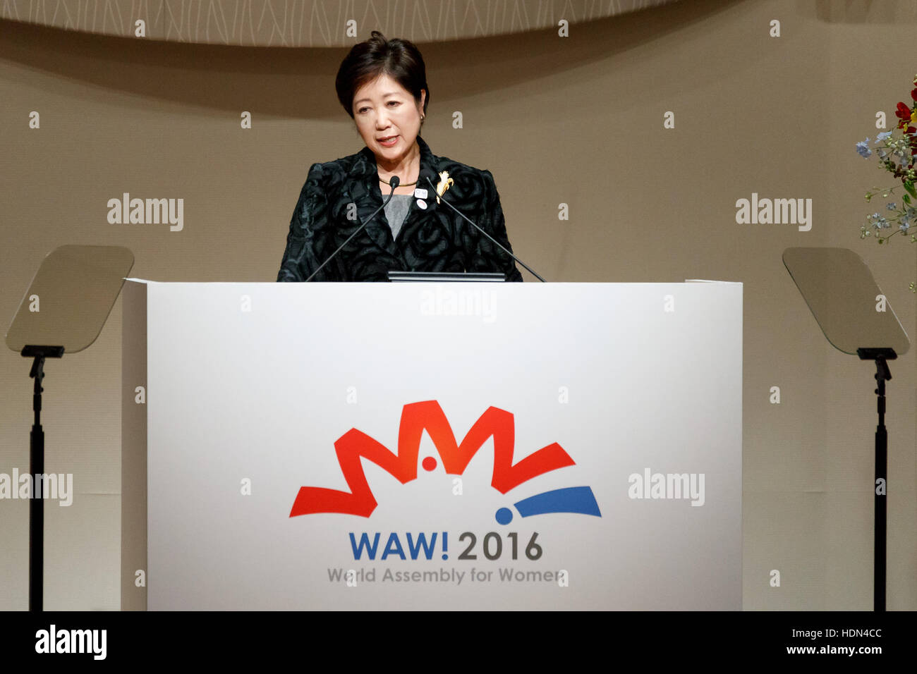 Tokyo, Japon. 13 Décembre, 2016. Gouverneur de Tokyo, Yuriko Koike parle au cours de l'Assemblée mondiale pour les femmes : WAW ! 2016 Le 13 décembre 2016, Tokyo, Japon. Les dirigeantes de la politique, des affaires, du sport et de la société fréquentent WAW ! 2016 pour discuter du rôle des femmes dans leurs pays et leurs affiliations. Le Japon essaie d'accroître la participation des femmes au travail et à l'abe's administration de fixer un objectif d'accroître la part des femmes dans les rôles de gestion à 30  % en 2020. Credit : AFLO Co.,Ltd/Alamy Live News Banque D'Images