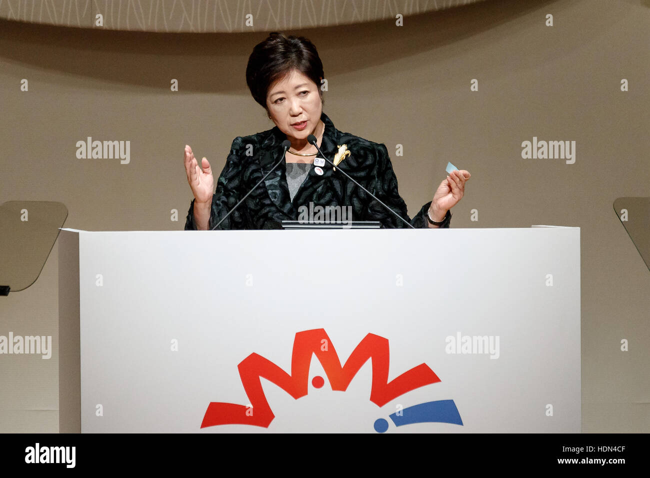 Tokyo, Japon. 13 Décembre, 2016. Gouverneur de Tokyo, Yuriko Koike parle au cours de l'Assemblée mondiale pour les femmes : WAW ! 2016 Le 13 décembre 2016, Tokyo, Japon. Les dirigeantes de la politique, des affaires, du sport et de la société fréquentent WAW ! 2016 pour discuter du rôle des femmes dans leurs pays et leurs affiliations. Le Japon essaie d'accroître la participation des femmes au travail et à l'abe's administration de fixer un objectif d'accroître la part des femmes dans les rôles de gestion à 30  % en 2020. Credit : AFLO Co.,Ltd/Alamy Live News Banque D'Images