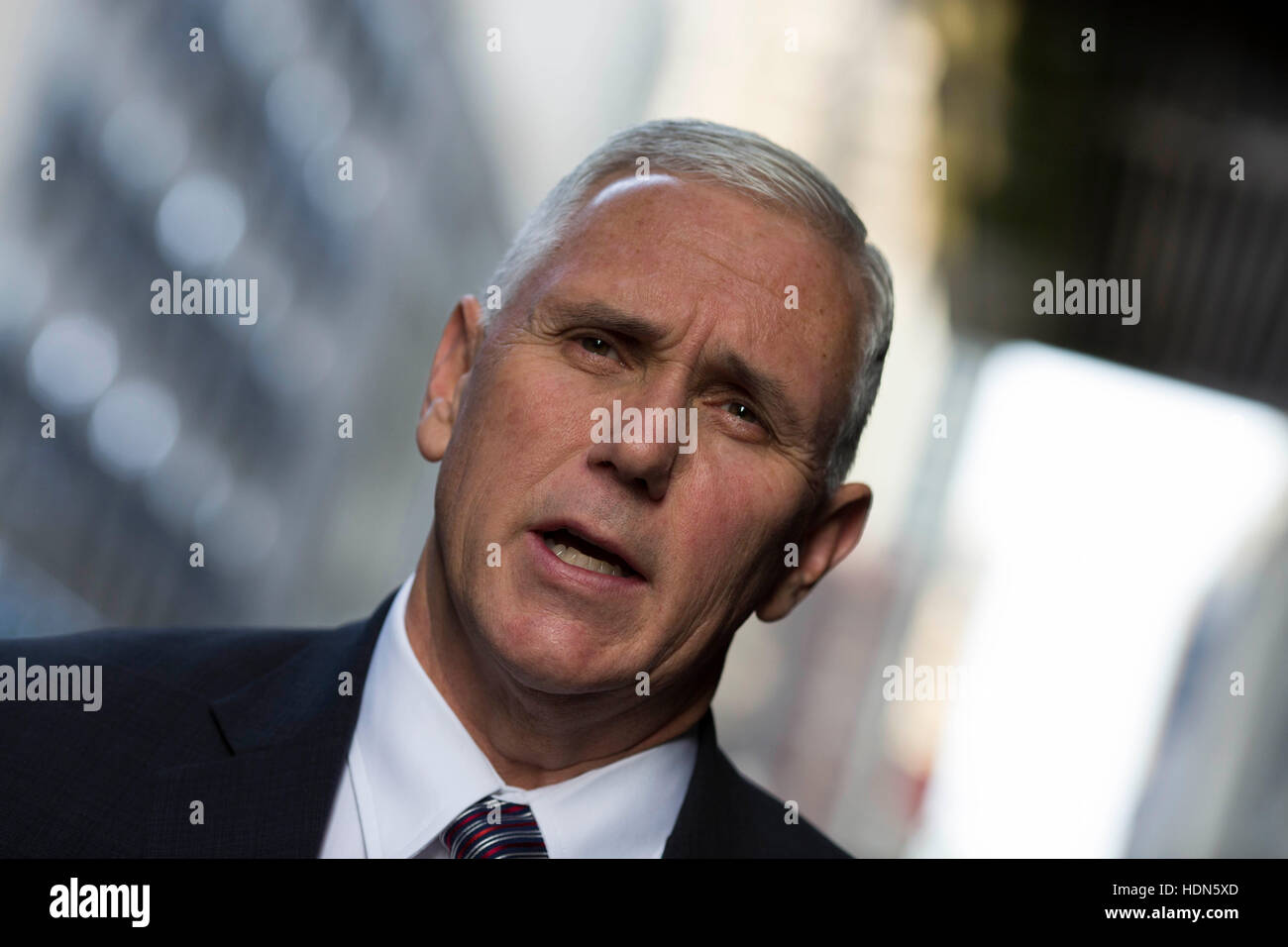 Manhattan, New York, USA. 13 Décembre, 2016. United States Vice-président élu Mike Pence, parle à des membres des médias à l'extérieur de Trump Tower à Manhattan, New York, États-Unis, le Mardi, Décembre 13, 2016. Credit : MediaPunch Inc/Alamy Live News Banque D'Images