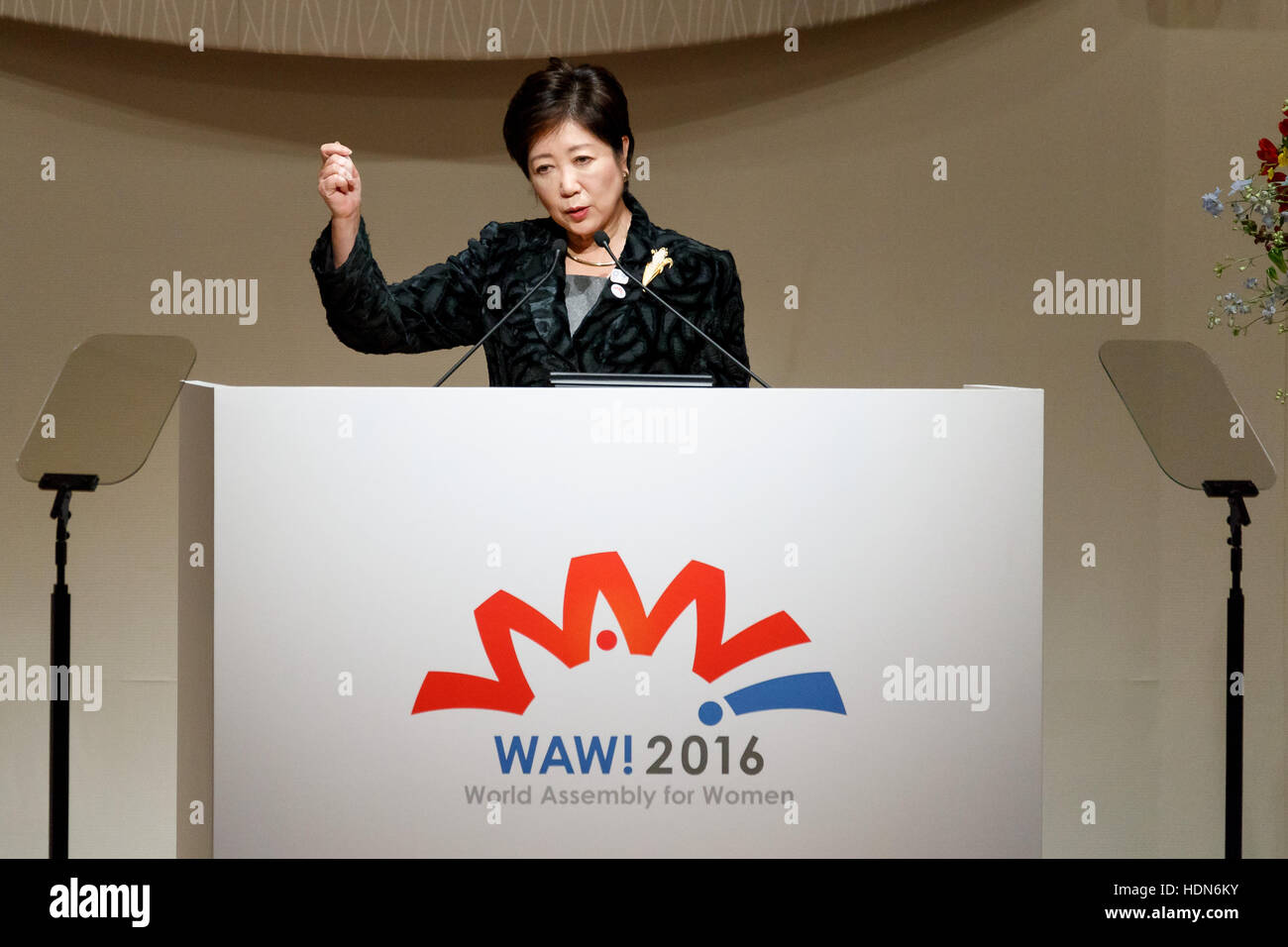 Tokyo, Japon. 13 Décembre, 2016. Gouverneur de Tokyo, Yuriko Koike parle au cours de l'Assemblée mondiale pour les femmes : WAW ! 2016 Le 13 décembre 2016, Tokyo, Japon. Les dirigeantes de la politique, des affaires, du sport et de la société fréquentent WAW ! 2016 pour discuter du rôle des femmes dans leurs pays et leurs affiliations. Credit : AFLO Co.,Ltd/Alamy Live News Banque D'Images