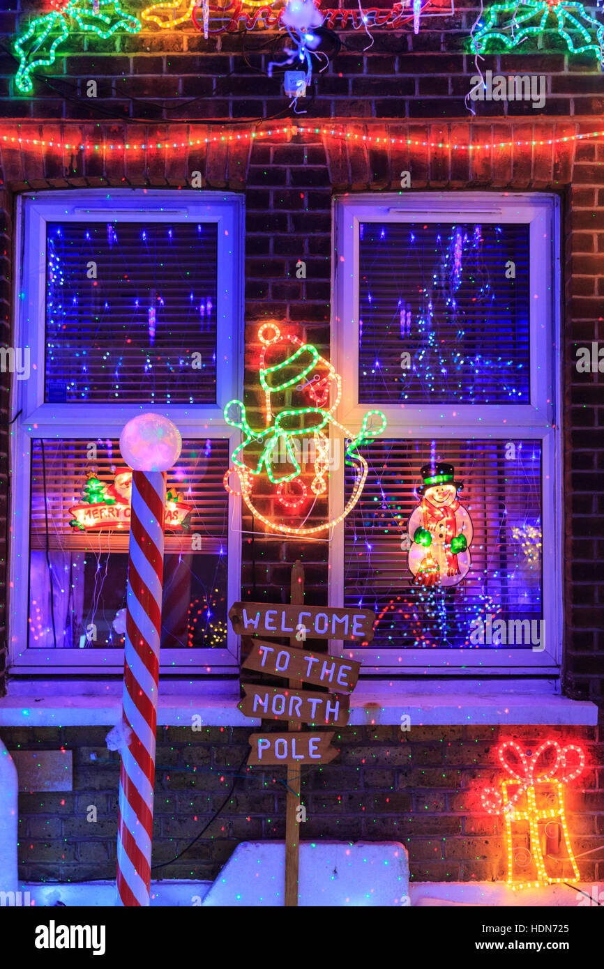 Honneur Oak Park, Londres, 13 décembre 2016. Les lumières vives et belles décorations de Noël dans une maison de la banlieue sud de Londres. Les décors sont dans l'aide de Children's Hospice charité 'emelza', et les passants sont invités à faire un don. © Imageplotter News et Sports/Alamy Live News Banque D'Images