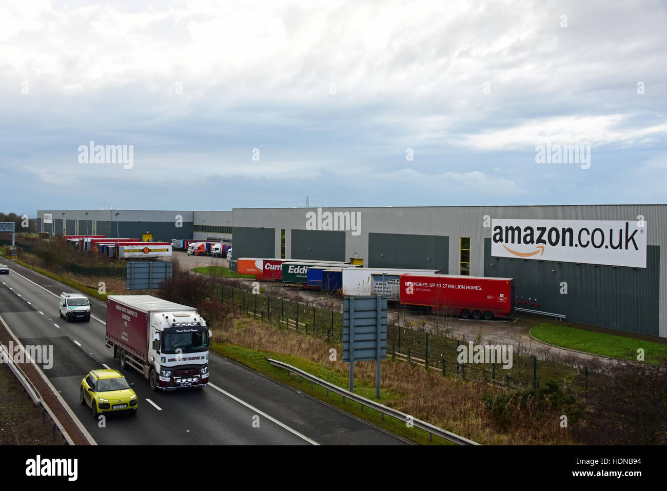 Dunfermline, Ecosse, Royaume-Uni, 14, décembre 2016. Le plus grand géant de la vente au détail Amazon UK centre de distribution à Dunfermline, Fife, qui fait face à des critiques sur les conditions de travail à la suite d'un article de journal d'infiltration, de crédit : Ken Jack / Alamy Live News Banque D'Images