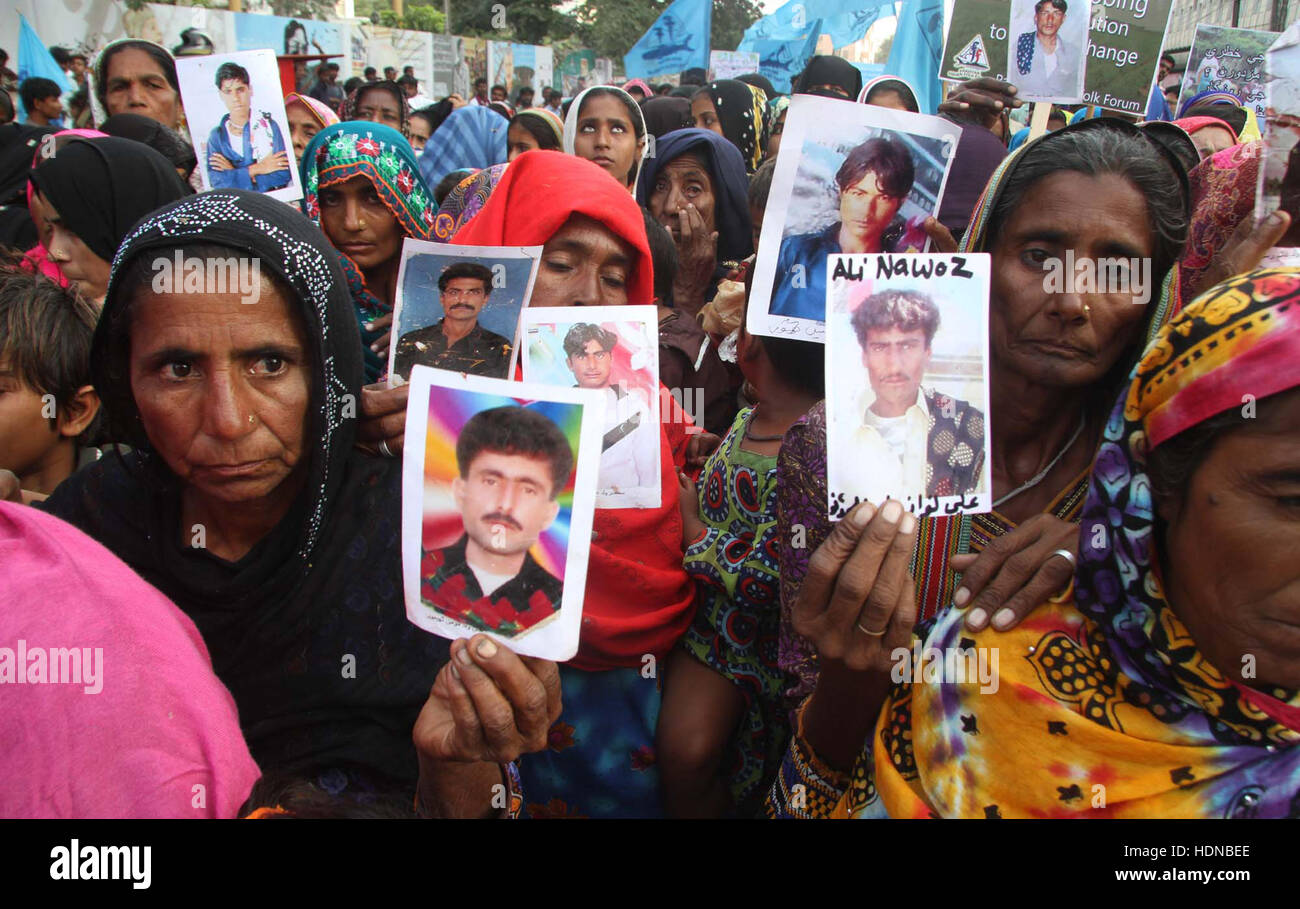 Les pêcheurs protestent contre la détention de leurs camarades de travail par les forces de sécurité indiennes au cours de la chasse en mer d'Oman, au Conseil des Arts de Karachi le Mercredi, Décembre 14, 2016. Banque D'Images