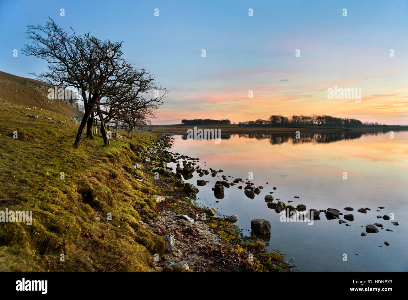 Yorkshire Dales National Park, Royaume-Uni. 14 Décembre, 2016. Coucher de soleil sur Malham Tarn, dans le Parc National des Yorkshire Dales, Malham, North Yorkshire, UK Banque D'Images