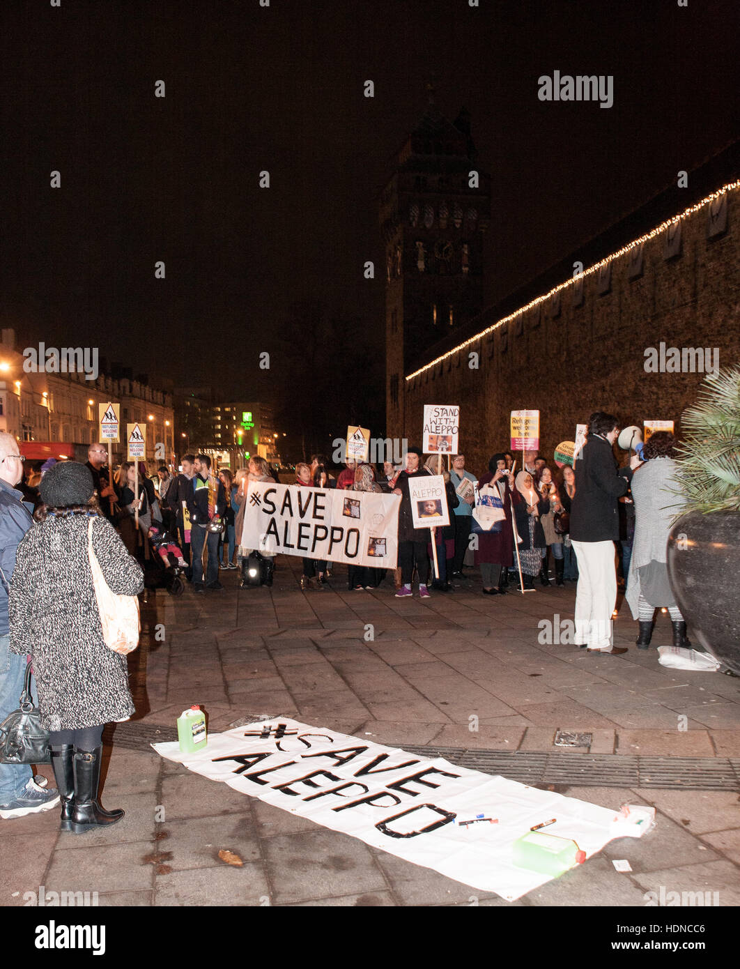 Cardiff, Royaume-Uni. 14 Décembre, 2016. N° SaveAleppo meeting de protestation à l'extérieur du château de Cardiff suivi par 100 militants. Credit : Taz Rahman/Alamy Live News Banque D'Images