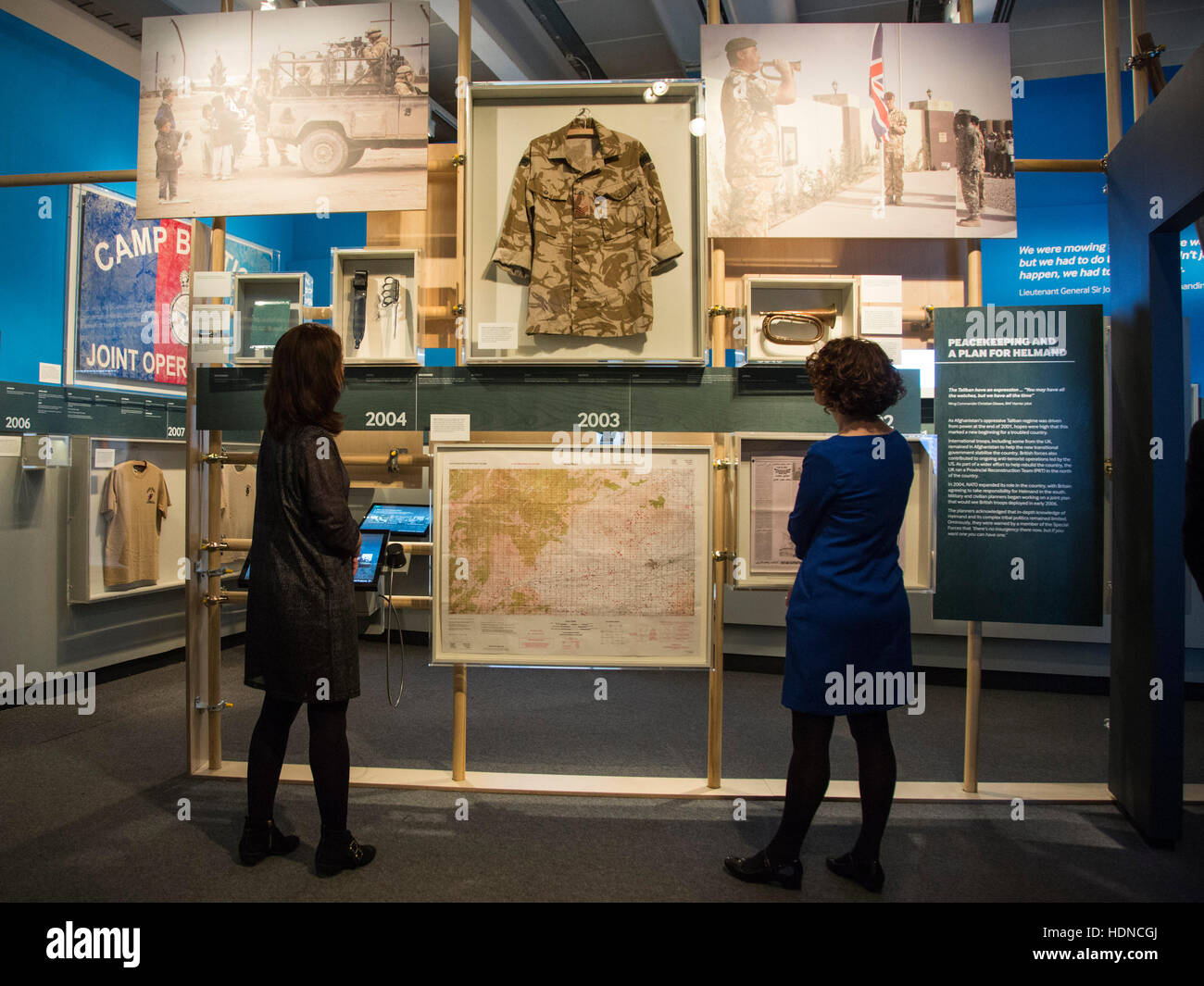 Londres, Royaume-Uni. 14 décembre 2016. Musées de la guerre impériale Londres ouvre une nouvelle exposition 'Afghanistan : réflexions sur l' Helmand nouvellement acquises avec des objets, des photographies, des vidéos et interviews audio. La petite exposition ressemble à l'arrivée dans la province de Helmand, en Afghanistan. Credit : Bettina Strenske/Alamy Live News Banque D'Images