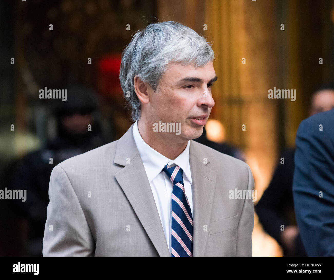 New York, USA. 14 Décembre, 2016. Larry Page PDG Alphabet est perçu à l'extérieur de Trump Tower à New York, NY, USA peu après avoir quitté le bâtiment le 14 décembre 2016. Credit : Albin Lohr-Jones/piscine par CNP Crédit : MediaPunch MediaPunch /Inc/Alamy Live News Banque D'Images