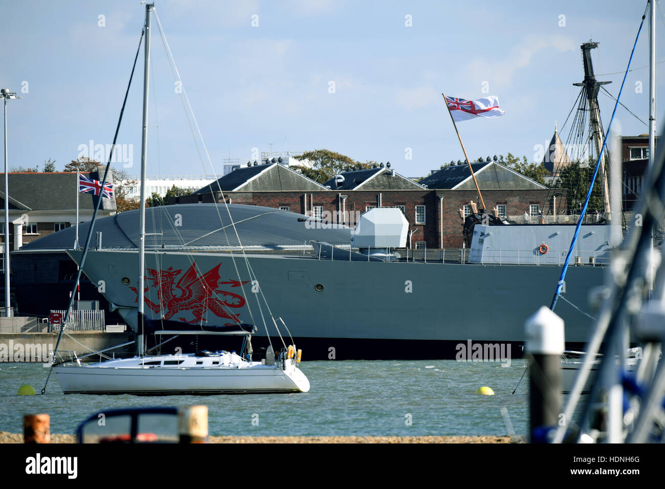 Le HMS Dragon à quai à la base navale de Portsmouth dans le Hampshire. Il est prévu que le navire de la Marine royale est due à quitter Portsmouth demain (vendredi) pour surveiller la flotte russe de navires passant au Royaume-Uni. Nombre fanion D35 comprend : Voir Où : Portsmou Banque D'Images