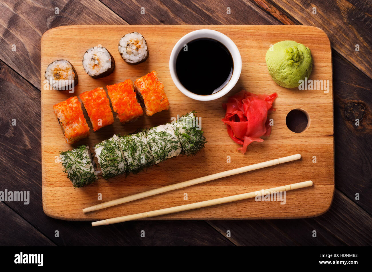 Rouleaux de sushi avec de la sauce soja, gingembre et wasabi sur une ...