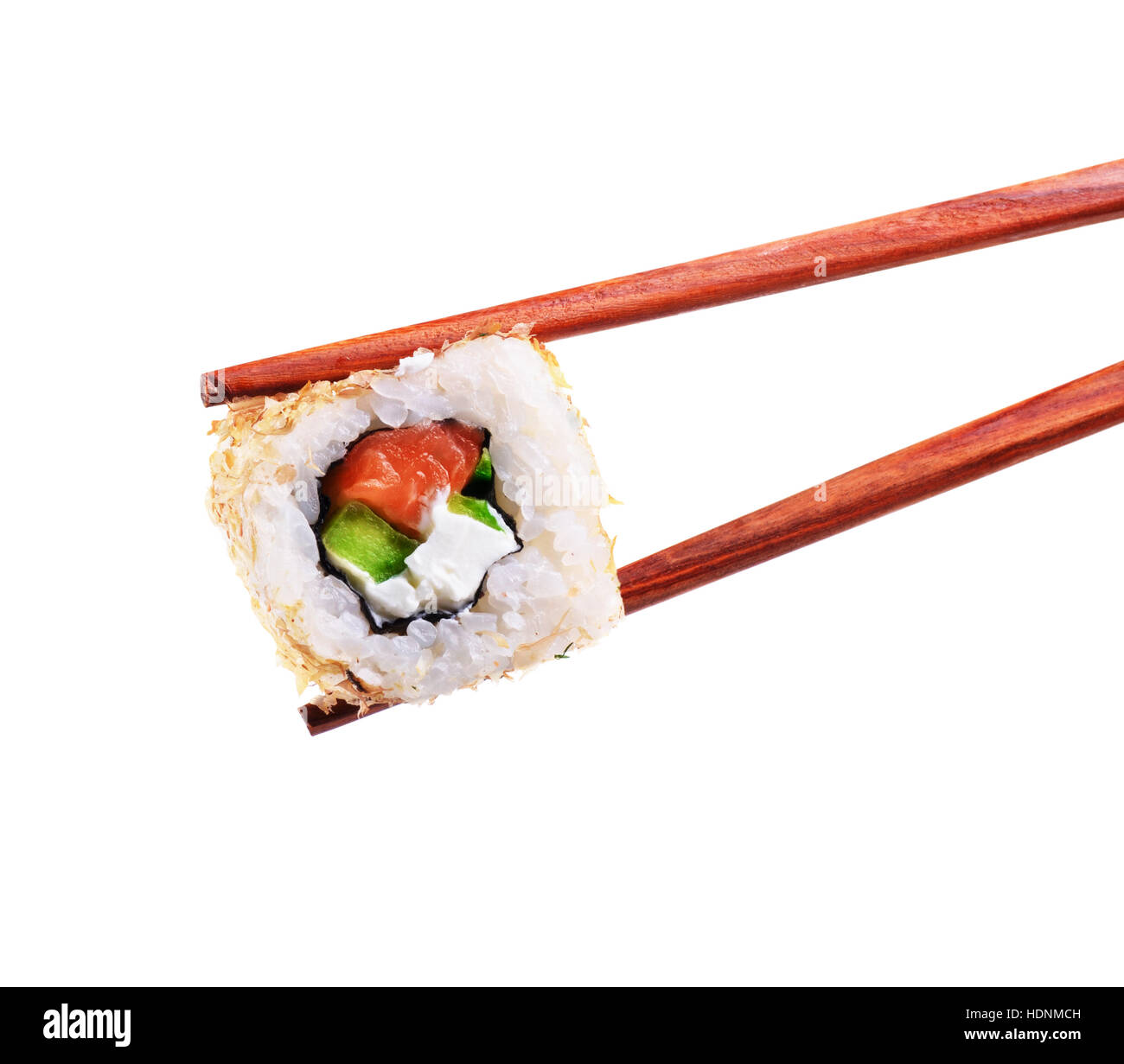 L'avocat et saumon sushi roll avec des baguettes isolé sur fond blanc Banque D'Images