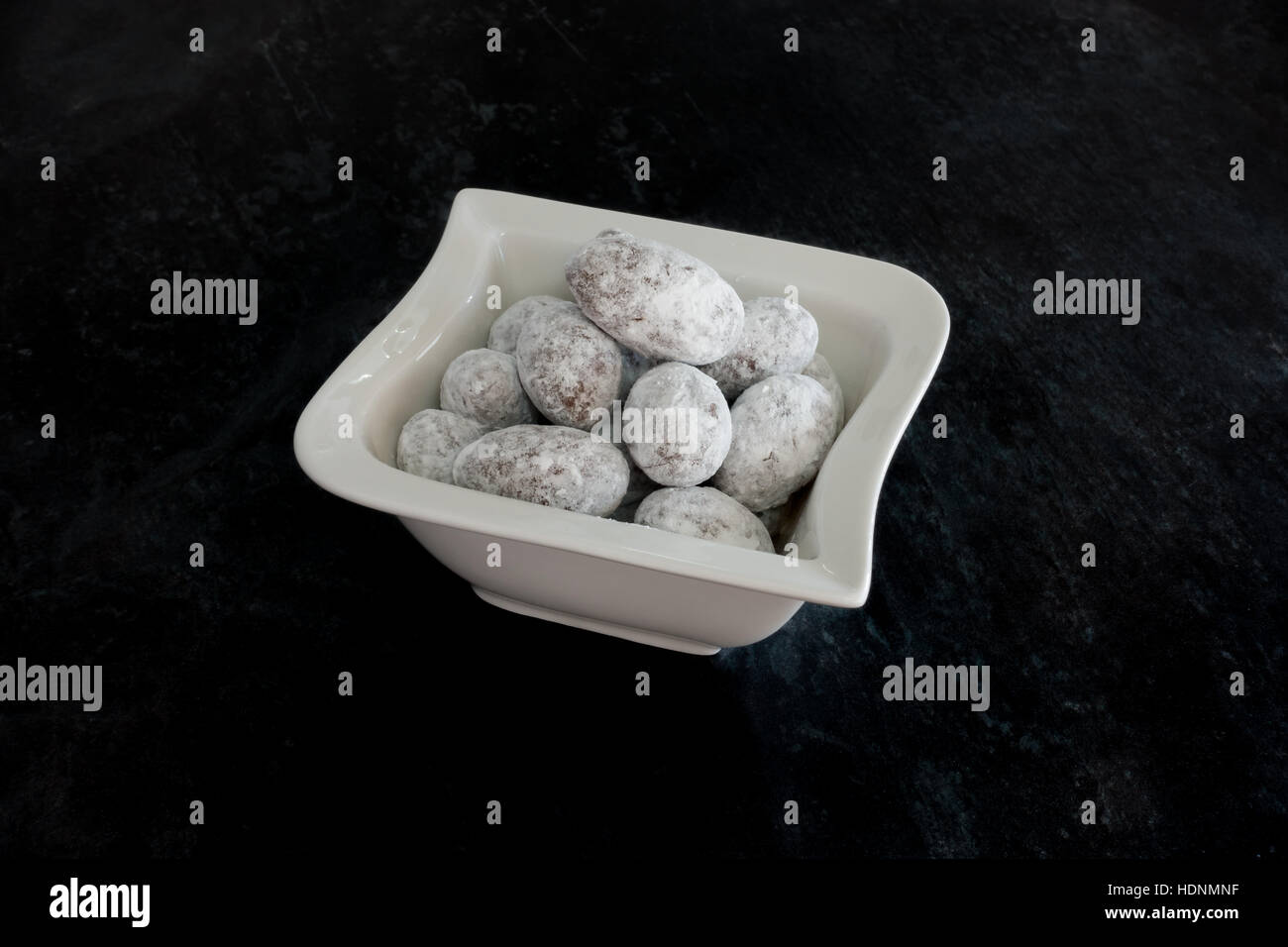 Libre d'Amandes enrobées de chocolat dans un bol Banque D'Images Libre d'Amandes enrobées de chocolat dans un bol Banque D'Images
