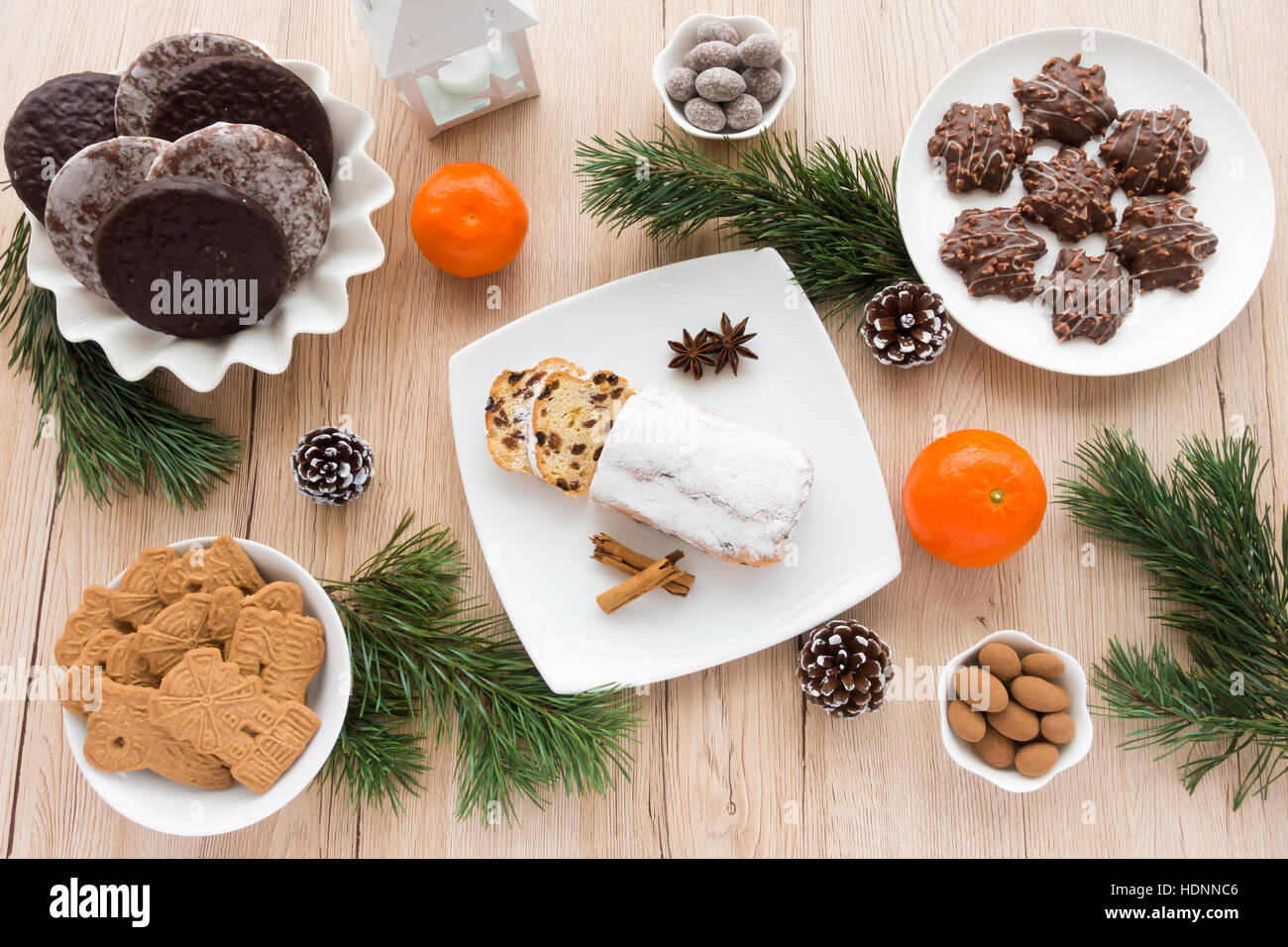 Arrangement d'épice, Biscuits aux épices et Christstollen Banque D'Images Arrangement d'épice, Biscuits aux épices et Christstollen Banque D'Images