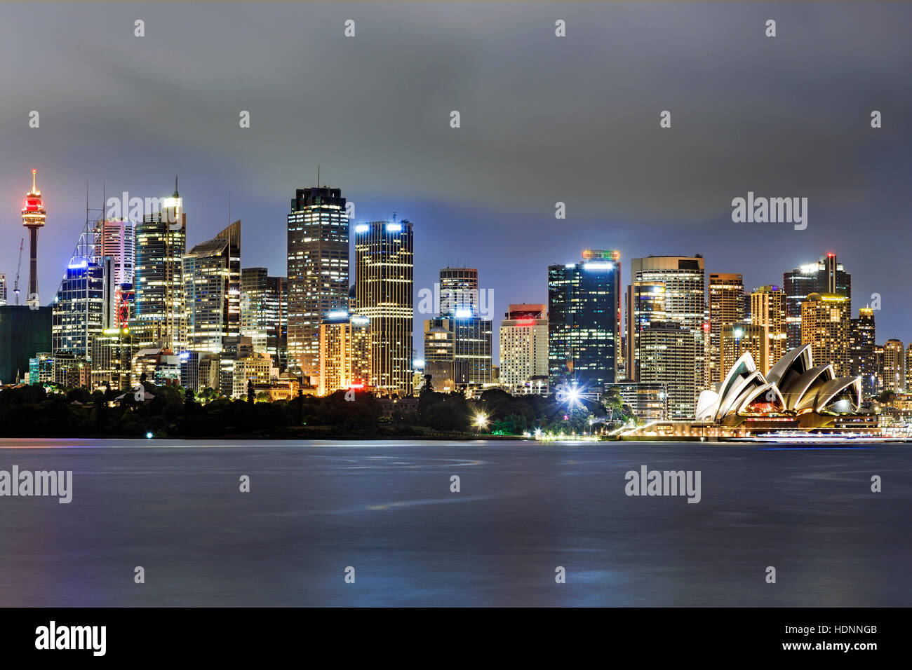 CLose up cityline de Sydney CBD waterfront port ci-dessus au coucher du soleil. L'éclairage lumineux de tours et de points de repère. Banque D'Images