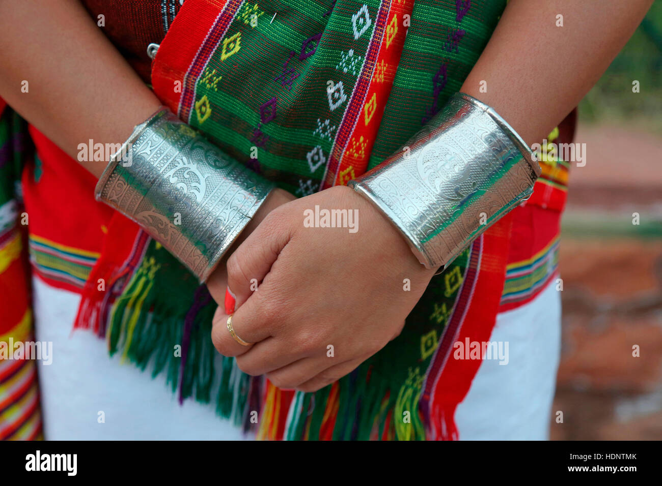 Debbarma Femme tribale de Tripura portant des bracelets traditionnels - Bauti. Festival Tribal dans Ajmer, Rajasthan, Inde Banque D'Images