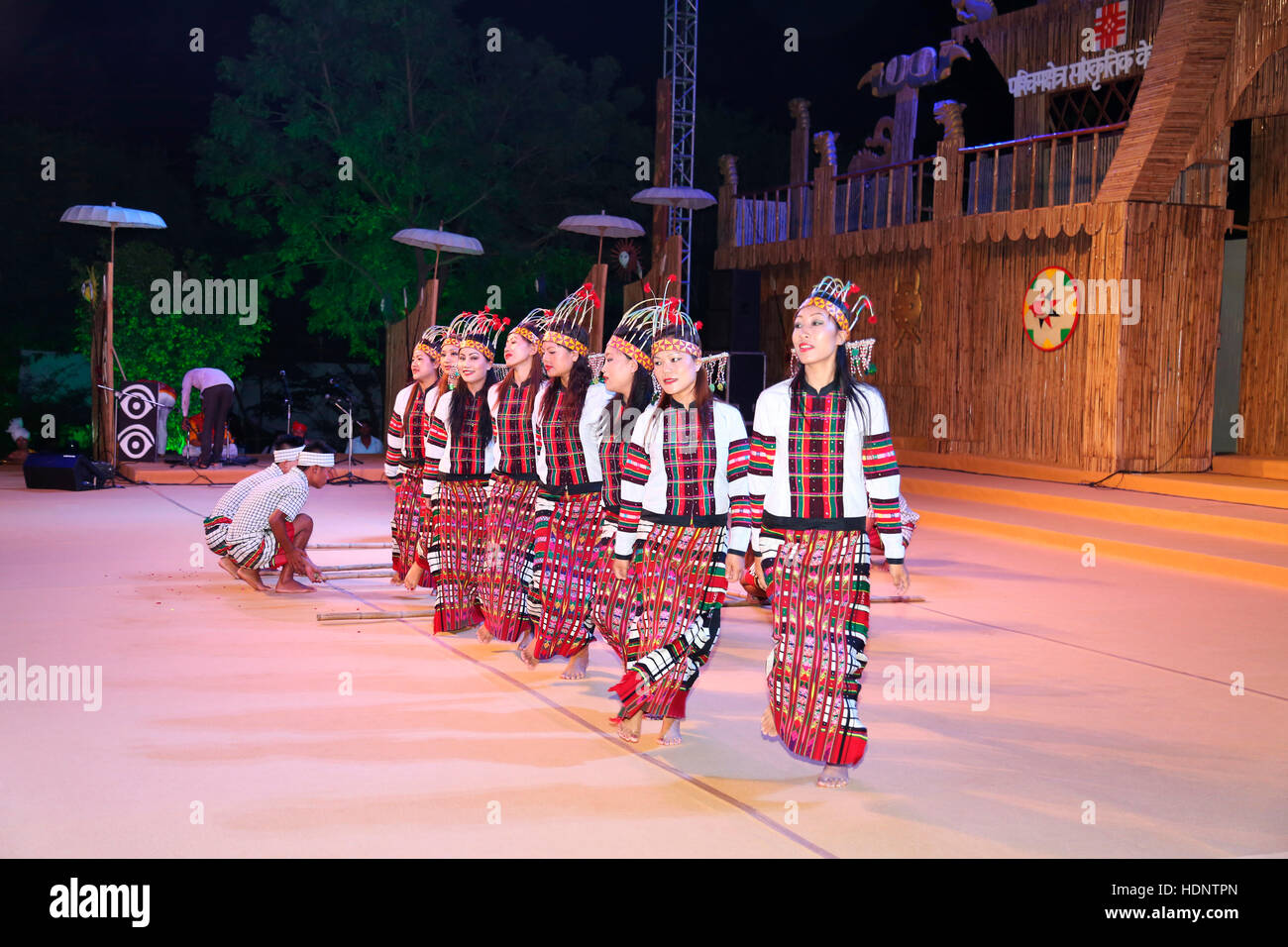 Les femmes Mizoram danseurs tribaux traditionnels de la scène de danse ( danse Bambou Cheraw ). Festival Tribal dans Ajmer, Rajasthan, Inde Banque D'Images