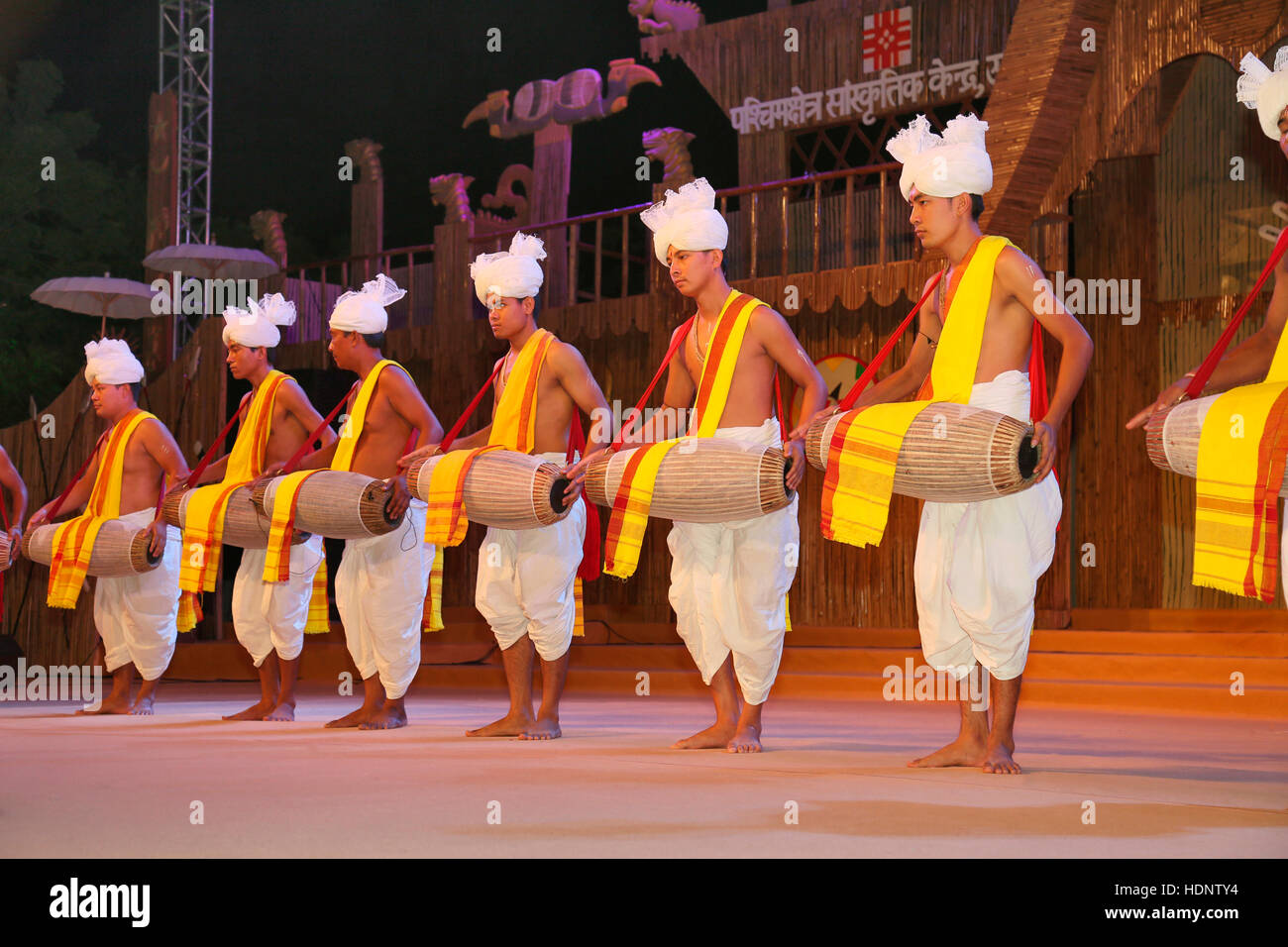 Manipur dancers performing Dhol Cholam danse traditionnelle du Manipur. Festival Tribal dans Ajmer, Rajasthan, Inde Banque D'Images