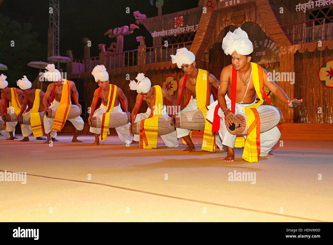 Manipur dancers performing Dhol Cholam danse traditionnelle du Manipur. Festival Tribal dans Ajmer, Rajasthan, Inde Banque D'Images