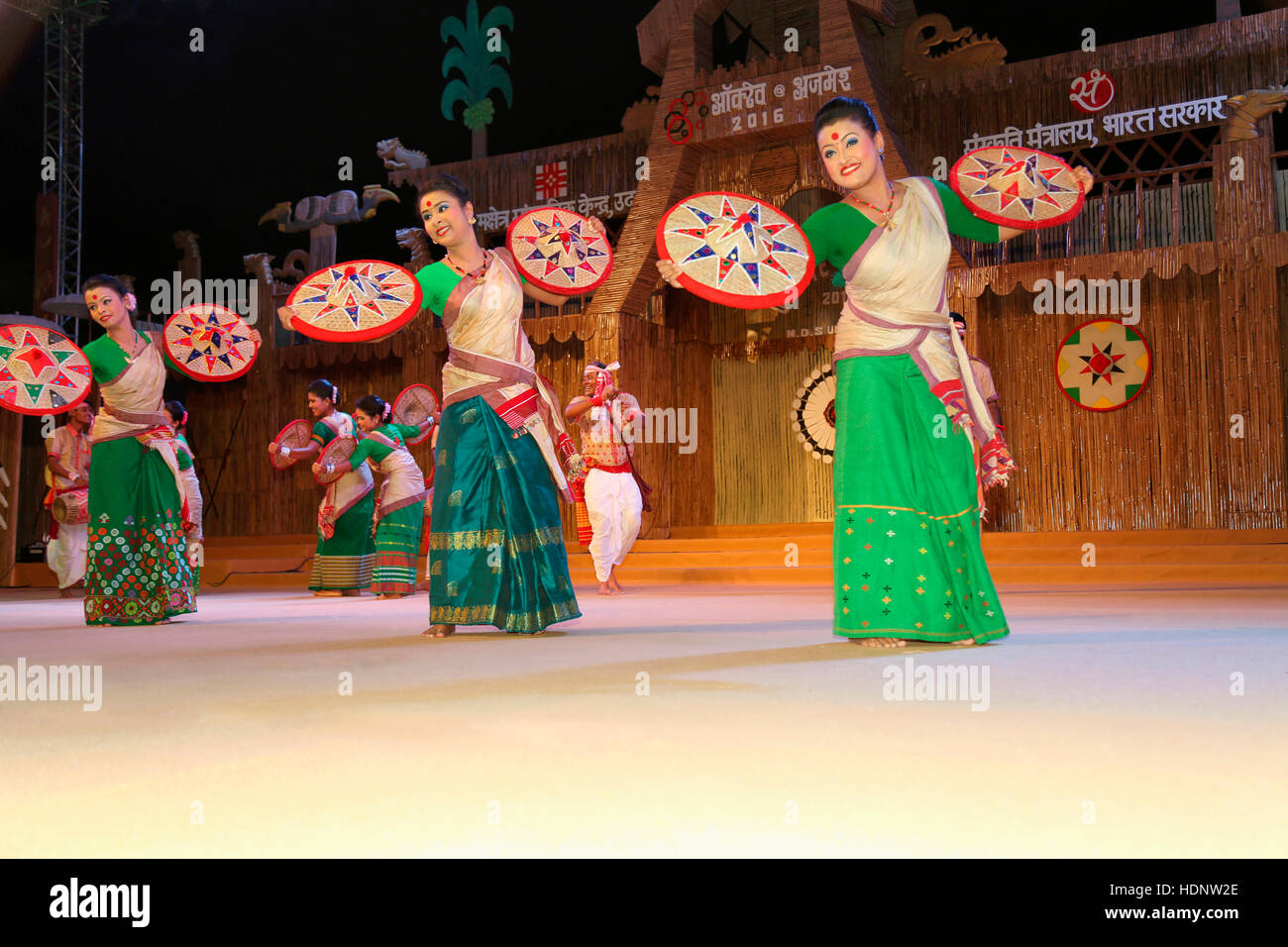 Danseurs tribaux de l'Assam Bodo traditionnelle danse de l'Assam. Festival Tribal dans Ajmer, Rajasthan, Inde Banque D'Images
