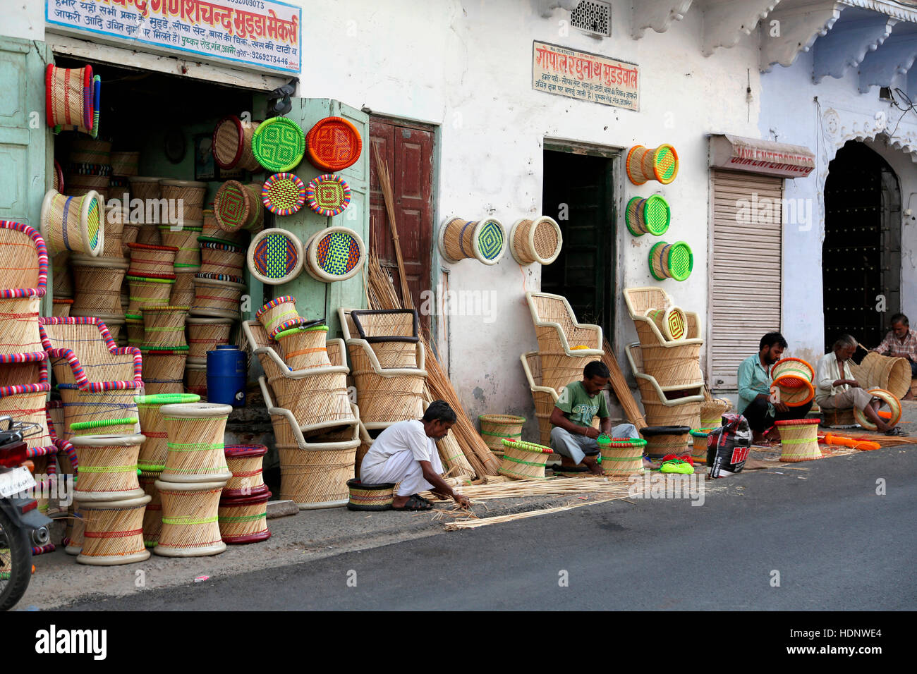 Mudda bambou chaise tabouret et décideurs dans Anna Sagar Ghati Ganj , Ajmer, Rajasthan, Inde Banque D'Images