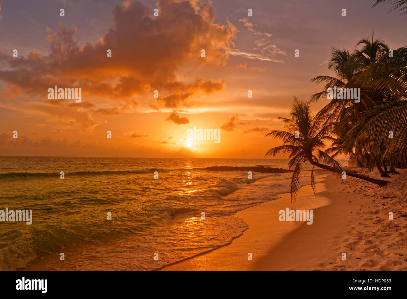 Coucher du soleil à Dover Beach, St Lawrence Gap, Côte Sud, Barbade, Caraïbes. Banque D'Images