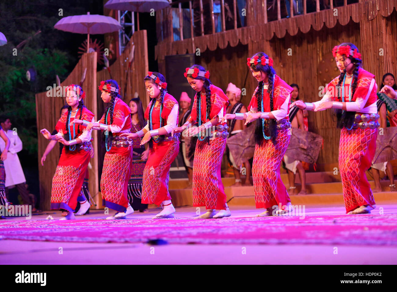 Nyishi Filles de Tribal d'Assam en Inde Geyumja la danse. Festival Tribal dans Ajmer, Rajasthan, Inde Banque D'Images