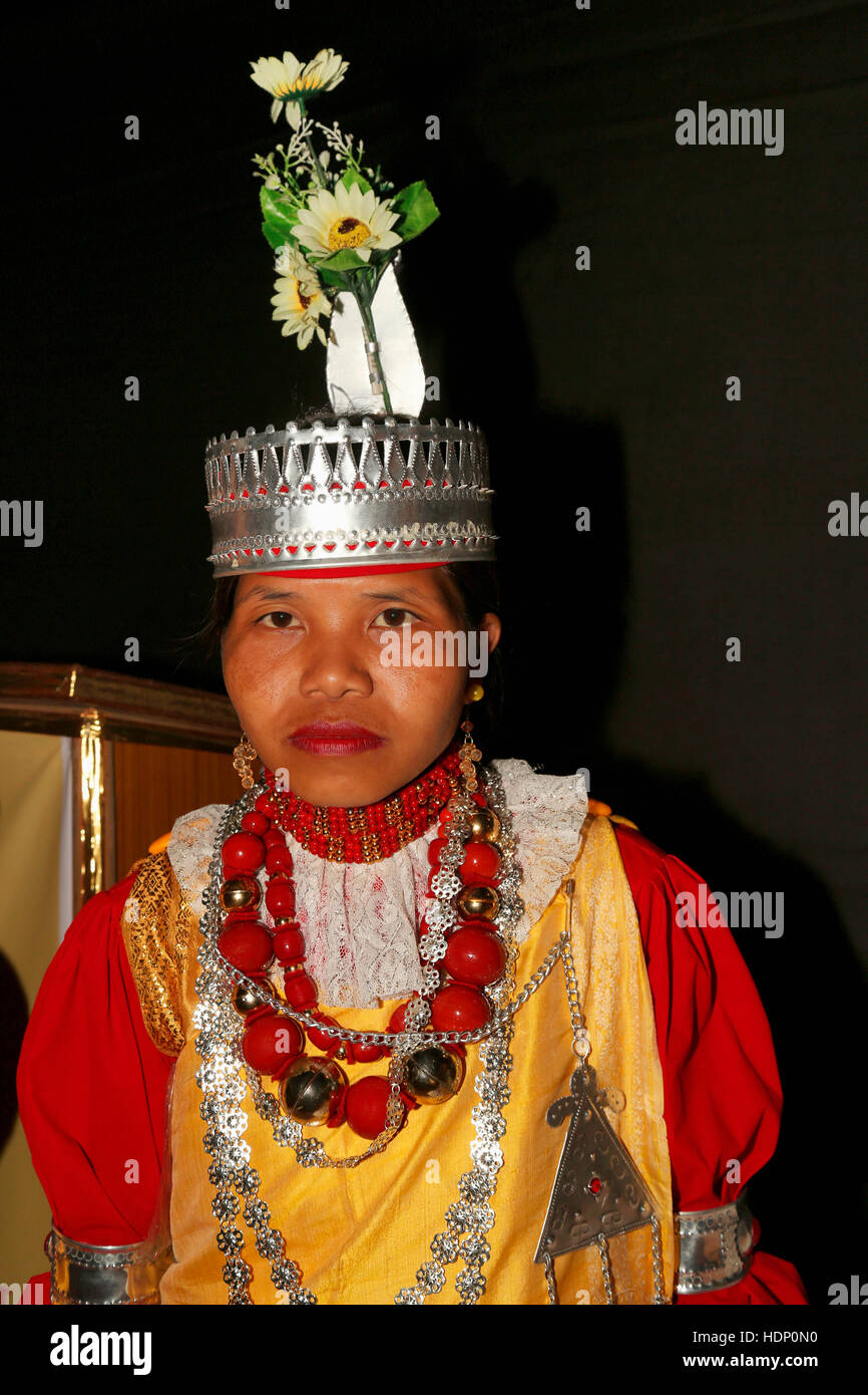 fille-tribal-dans-jainsem-khasie-traditionnel-appel-robe-donnant-au