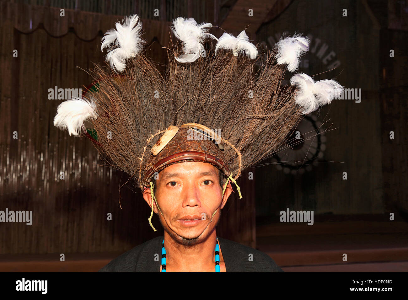 L'homme de tribu Adi avec couvre-chef traditionnel de l'Arunachal Pradesh, Inde. Festival Tribal dans Ajmer, Rajasthan, Inde Banque D'Images